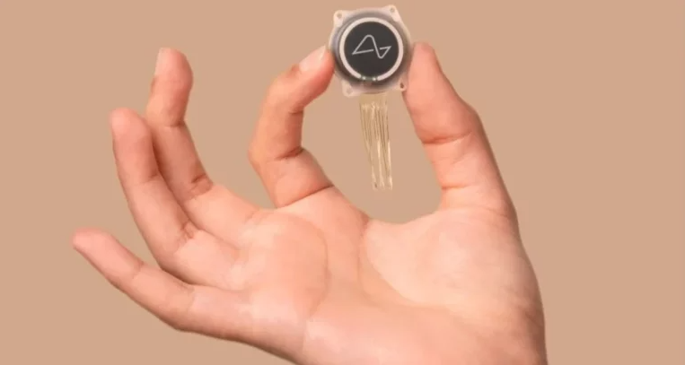 Los chips prometen ayudar a personas con limitaciones físicas a recuperar movimientos usando solo la mente. La tecnología puede revolucionar el aprendizaje y la forma en que almacenamos información en el cerebro.