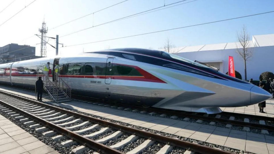 Es un símbolo de la innovación china, mostrando cómo la tecnología puede romper límites. Además de rápido, el CR450 es seguro y lleno de recursos modernos, como sensores de alta precisión y sistemas de frenado avanzados.