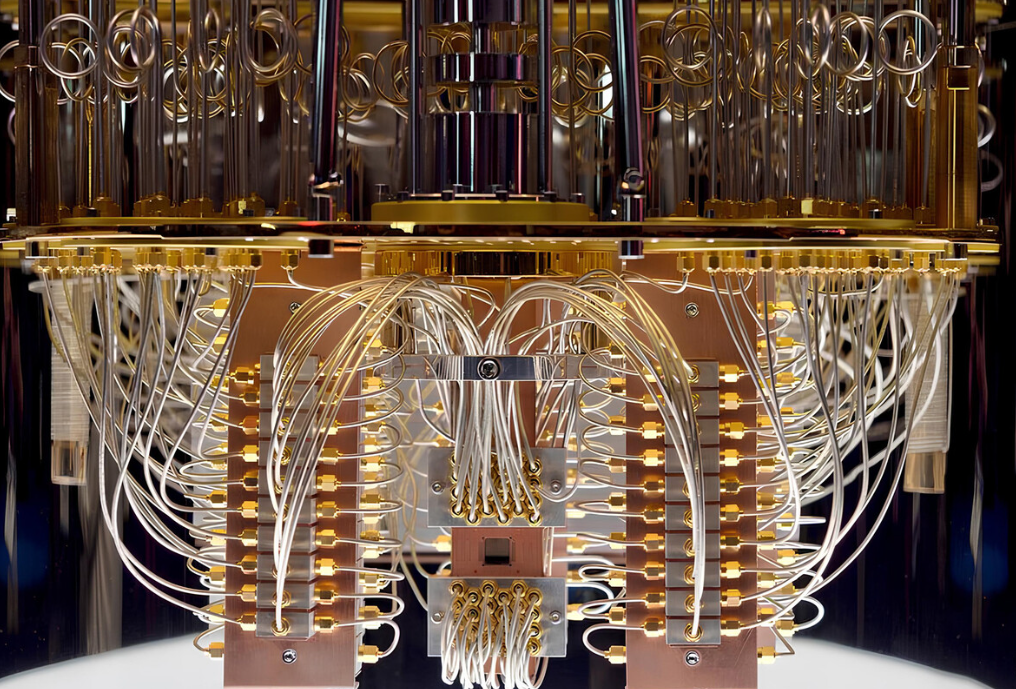 Esta tecnología permite realizar cálculos que serían imposibles para computadoras comunes, abriendo puertas a innovaciones en criptografía e inteligencia artificial. Con este avance, Rusia muestra que está lista para competir con potencias como EE. UU. y China en el campo cuántico.