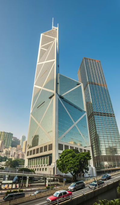 La Torre del Banco de China es uno de los edificios más famosos de Hong Kong, con su arquitectura moderna y diferente. Es tan alta y hermosa que se ha convertido en un símbolo de la ciudad y atrae muchas miradas.