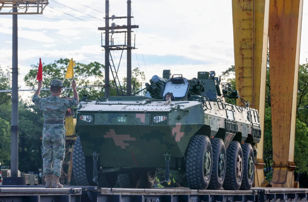 El 5G mejora la comunicación entre soldados y robots, garantizando conexiones rápidas y estables en cualquier terreno. Permite acciones más coordinadas y eficientes, incluso en situaciones de interferencia o movimiento.