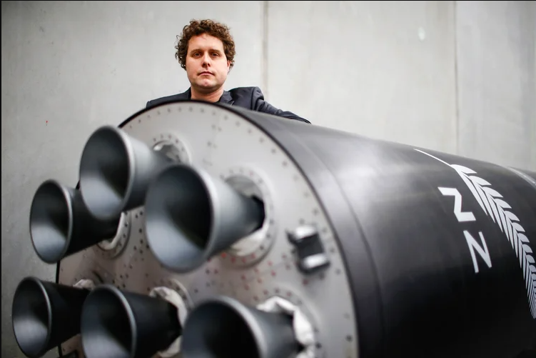 Rocket Lab es una empresa aeroespacial creada por Peter Beck, enfocada en lanzar pequeños satélites con eficiencia y bajo costo. Es conocida por sus cohetes innovadores, como el Electron, y ya es una de las más grandes del sector, compitiendo directamente con gigantes como SpaceX.
