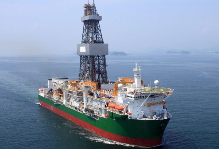 El barco de perforación Santorini, operado por Saipem, es clave en la exploración de la Cuenca de Orange, en Namibia. Fue responsable de identificar nuevas reservas de petróleo ligero y gas condensado, actuando en campañas intensivas de perforación con tecnología avanzada para explorar el potencial energético de la región.
