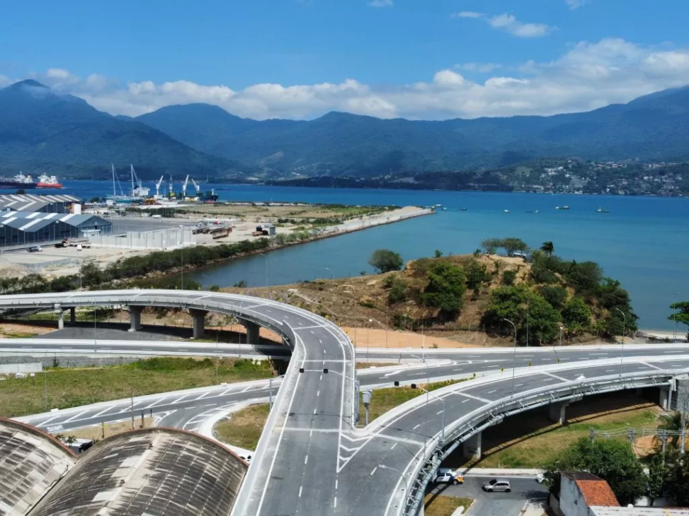 Visión aérea del Contorno Sur de Tamoios (Créditos: Sérgio Barzaghi/Gobierno del Estado de SP)