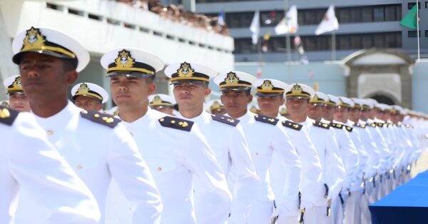 Marinha do Brasil abre processo seletivo com 800 vagas e remuneração de R$ 2.294,50 para pessoas com ensino médio completo!