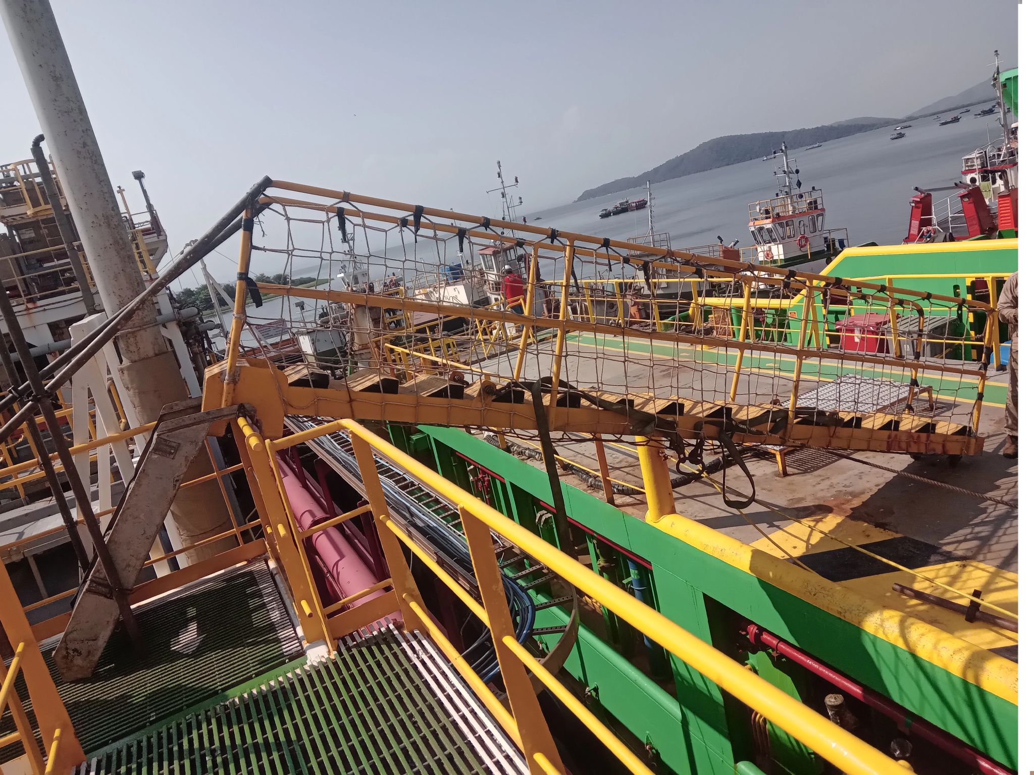 Passarela de embarque em terminal marítimo de Angra dos Reis, com estruturas de segurança destacadas