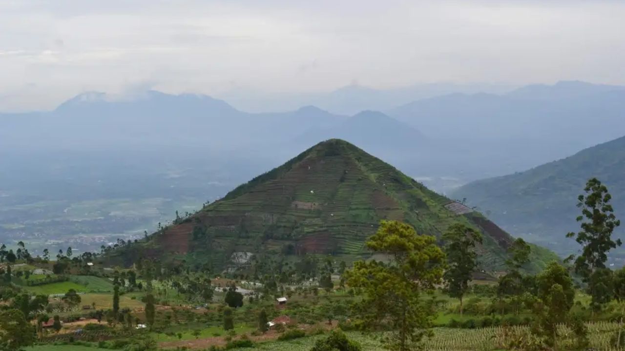 A pirâmide mais ANTIGA do mundo pode não ter sido construída por humanos: O mistério de Gunung Padang que intriga a ciência!