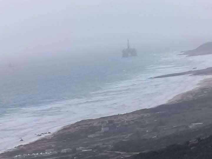 Plaaforma de petróleo offshore Ocean Valiant  na costa da Tunísia encalhado em vista panorâmica. Fonte: X.COM