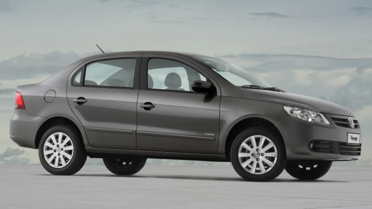 Volkswagen Voyage 1.6, um carro com excelente desempenho, economia e direção hidráulica para uma condução confortável e eficiente.