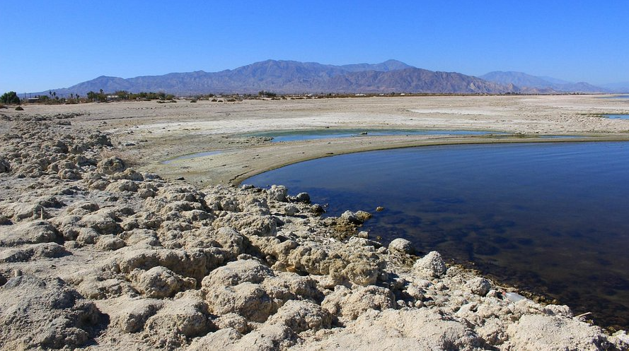 El Mar de Salton es el lago más grande de California, pero sus aguas están llenas de desafíos ambientales. Ahora, ha captado la atención mundial por esconder un enorme tesoro de litio, el llamado "oro blanco".