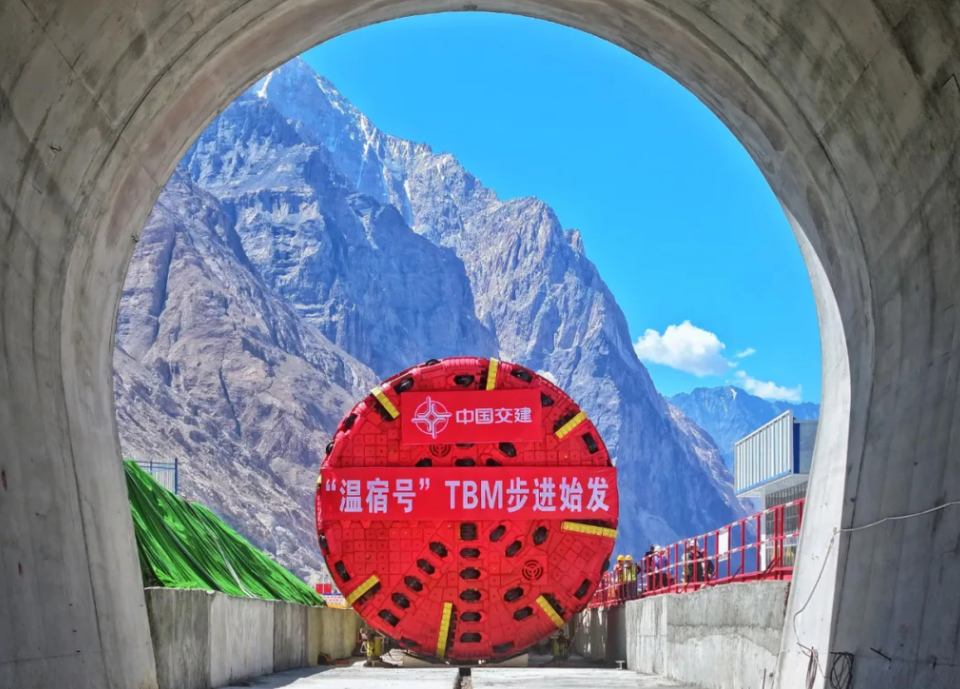 El túnel Tianshan Shengli fue construido en medio de las montañas Tianshan, un lugar con clima helado y terreno difícil. Para ello, los ingenieros utilizaron máquinas especiales y dividieron el proyecto en partes más pequeñas para facilitar el trabajo.