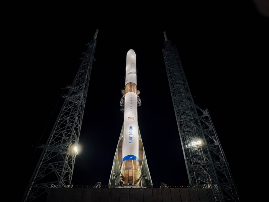 El New Glenn es un cohete gigante de Blue Origin, con 98 metros de altura, capaz de llevar cargas enormes al espacio. Fue diseñado para ser reutilizable, lo que ayuda a reducir costos y lo hace competitivo con los cohetes de SpaceX.