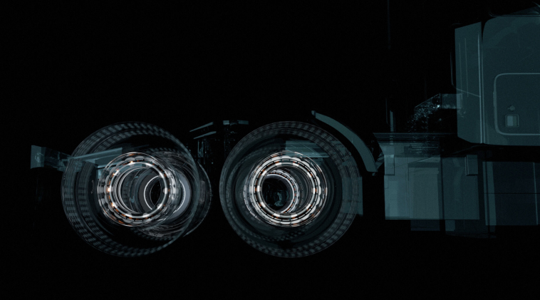 El nuevo motor en forma de donut se instala directamente en las ruedas, eliminando la necesidad de un motor central y componentes como la transmisión y los semiejes. Esto hace que el vehículo sea más ligero, mejora el rendimiento y permite mayor autonomía. Además, libera espacio interno para diseños más cómodos y futuristas, haciendo que los coches eléctricos sean más eficientes y accesibles.