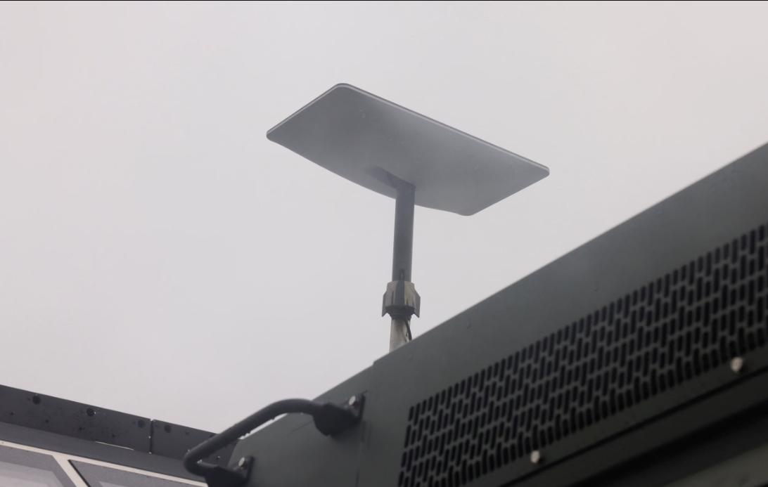 La asociación con Starlink promete llevar conexión de alta calidad a áreas remotas, que hoy sufren con la falta de infraestructura. Este cambio también refuerza la seguridad nacional, creando una red más resistente a ataques e interrupciones.