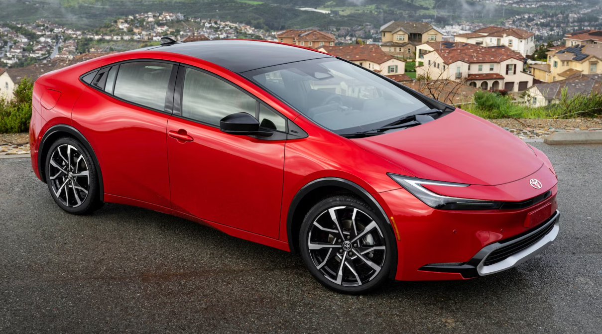 El Toyota Prius fue el pionero de los coches híbridos y aún es el símbolo de esta tecnología. Conquistó el mercado japonés con su eficiencia, confiabilidad e innovación, liderando las ventas durante décadas.