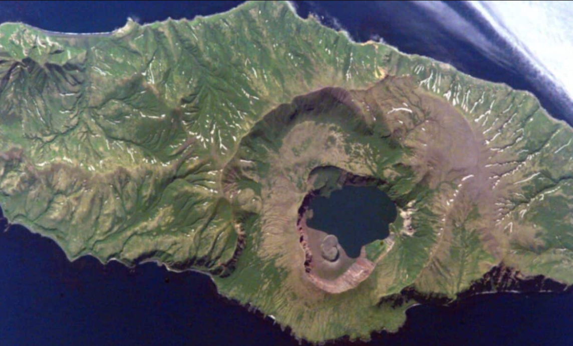 El volcán Zavaritskii, ubicado en una isla remota en el Pacífico, entró en erupción en 1831, esparciendo cenizas y gases por el aire. Al estar en un lugar aislado y poco poblado, su actividad pasó desapercibida por casi 200 años.