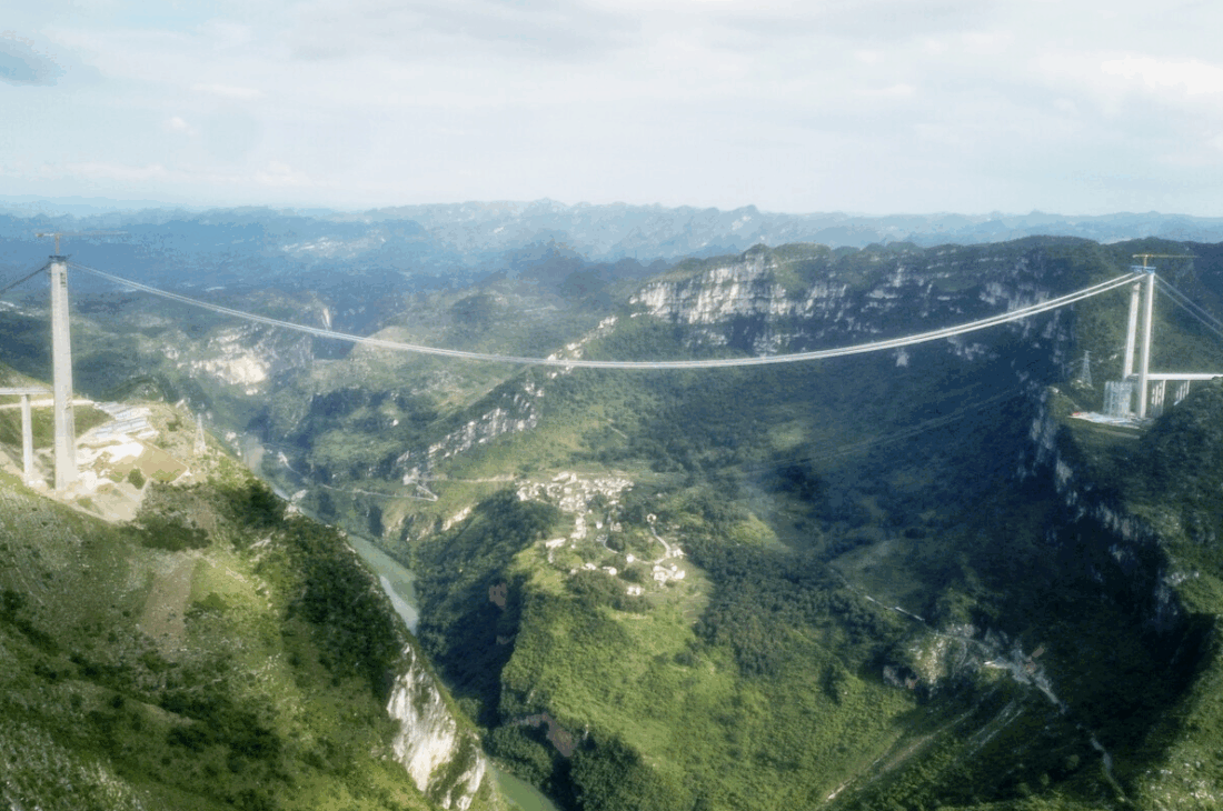 El Puente Huajiang Canyon utiliza cables inteligentes con sensores que monitorean la seguridad en tiempo real, como si la estructura pudiera "sentir" problemas antes de que ocurran. Además, fue diseñado con tecnología avanzada para resistir vientos fuertes y cambios extremos de temperatura.