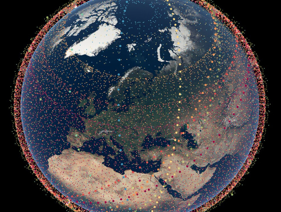 Actualmente, la constelación de Starlink ya cuenta con más de 6.850 satélites activos en órbita, pero el plan es gigantesco: SpaceX planea lanzar hasta **42.000 satélites** en total. Este límite busca garantizar cobertura global de alta velocidad, atendiendo incluso las regiones más remotas del planeta.