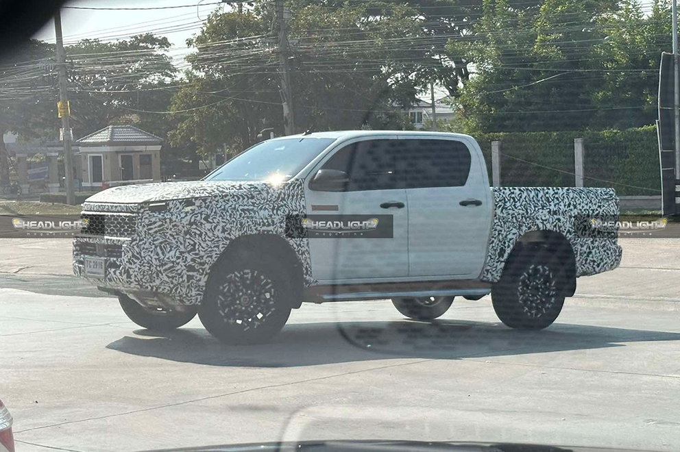 La nueva Toyota Hilux 2026 ganó un diseño más moderno, con faros más finos, rejillas rediseñadas e iluminación full-LED. Además, ahora tiene dirección eléctrica y motor híbrido ligero para mejorar el rendimiento y reducir el consumo.