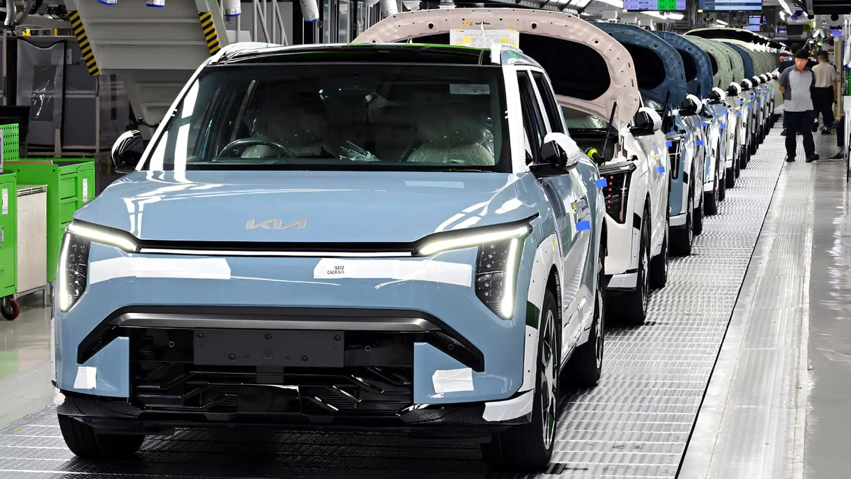 La fábrica de Kia en Gwangmyeong, Corea del Sur, es una de las principales unidades de producción de la marca y pasó por una gran expansión en 2024 para aumentar la fabricación de coches eléctricos. Es ahí donde se produce el Kia EV9, pero también fue el lugar donde ocurrió el error que causó el recall de las 23.000 unidades.