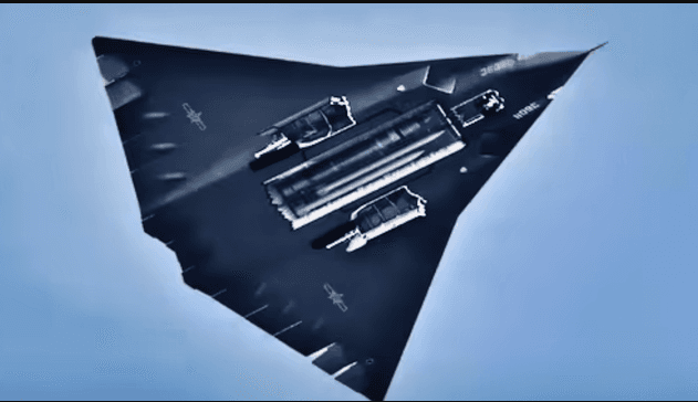 Puede volar a alta velocidad sin ser detectado por radares, gracias a su diseño avanzado. Además, es capaz de trabajar en equipo con drones, funcionando como un centro de inteligencia en medio de la batalla.