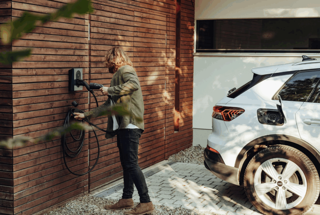 Cargar un coche eléctrico en Noruega es súper fácil, con estaciones de carga repartidas por todo el país. Solo hay que conectar el vehículo y, en poco tiempo, está listo para rodar!