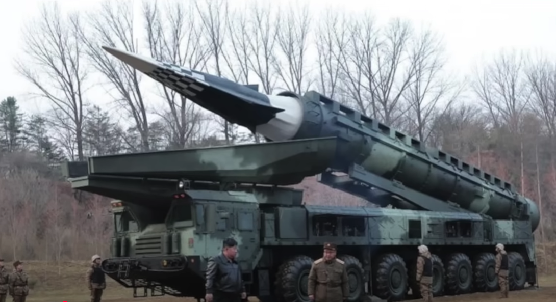 Corea del Norte realizó la prueba para mostrar fuerza militar y garantizar que pueda defenderse contra posibles ataques, especialmente de EE. UU. y sus aliados. Fue una forma de llamar la atención internacional, reforzar su alianza con Rusia y fortalecer la imagen de Kim Jong-un como líder poderoso.