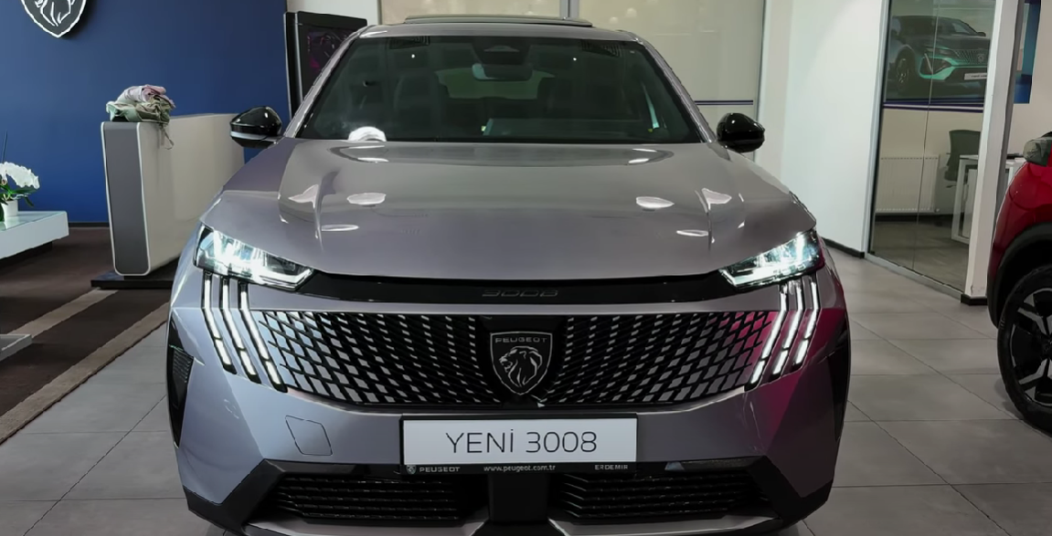 El Peugeot 3008 eléctrico ya está en Brasil y fue multado en pruebas, aún camuflado, preparándose para el lanzamiento oficial en 2025. La versión intermedia, con autonomía de hasta 700 km, es la más cotizada para el mercado brasileño.