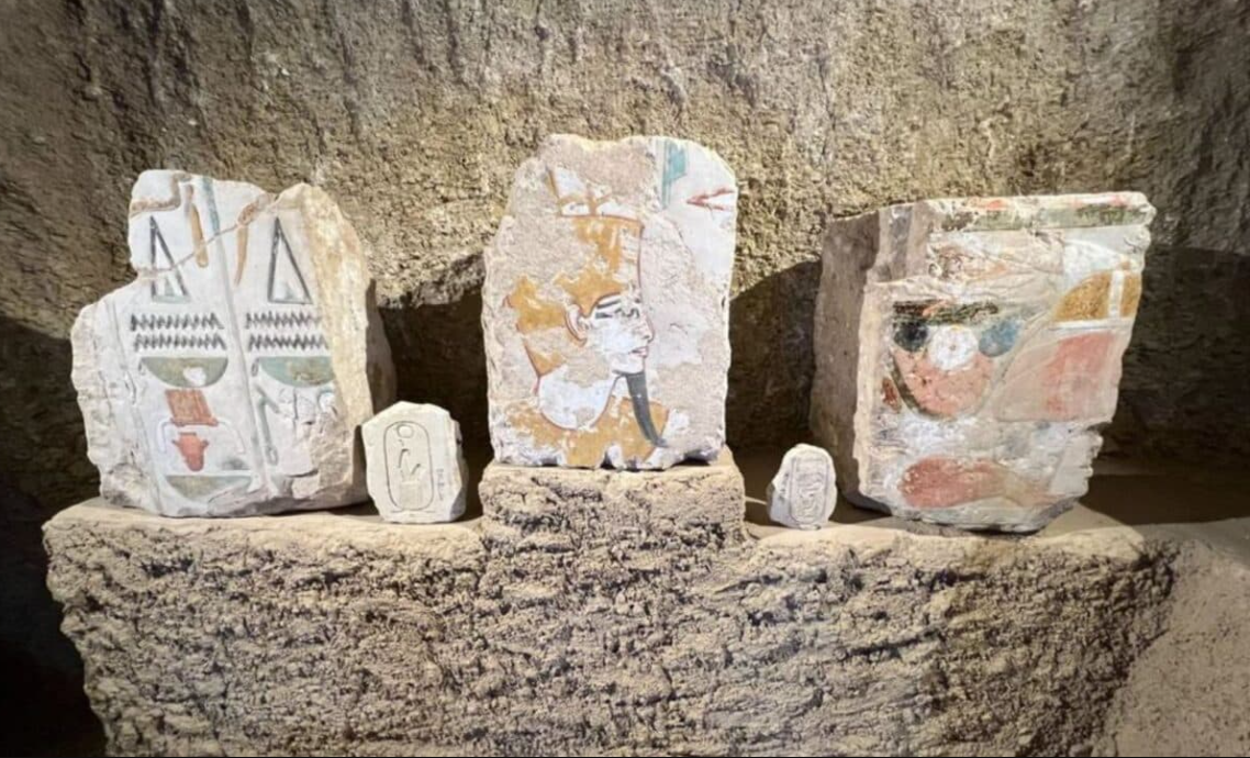 El descubrimiento revela cómo la Reina Hatshepsut utilizaba la arquitectura para reforzar su autoridad y conexión divina, con bloques decorados detallando rituales sagrados. Las tumbas y artefactos muestran la jerarquía social y las creencias sobre la vida después de la muerte, incluyendo prácticas funerarias incluso para niños.