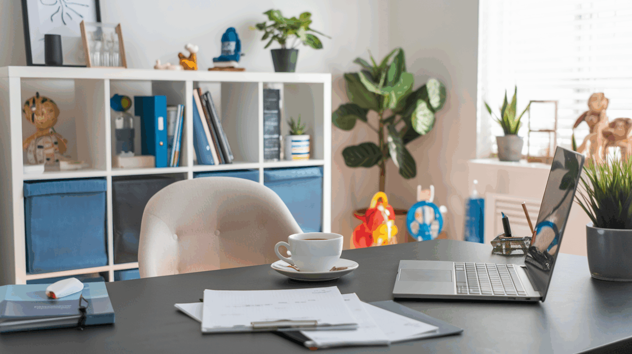 El teletrabajo permite trabajar desde casa o desde donde quieras. Con el teletrabajo, es más fácil cuidar del trabajo y de la vida personal al mismo tiempo.