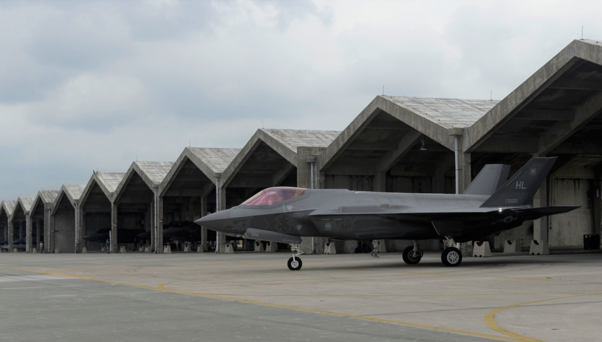 Los EE.UU. descubrieron la ventaja estratégica de las bases aéreas chinas a través de análisis de inteligencia e informes detallados, como el estudio del Instituto Hudson. Imágenes de satélite y datos técnicos también revelaron el aumento significativo de refugios reforzados y el uso de materiales avanzados, como concreto super-resistente y puertas a prueba de explosiones.