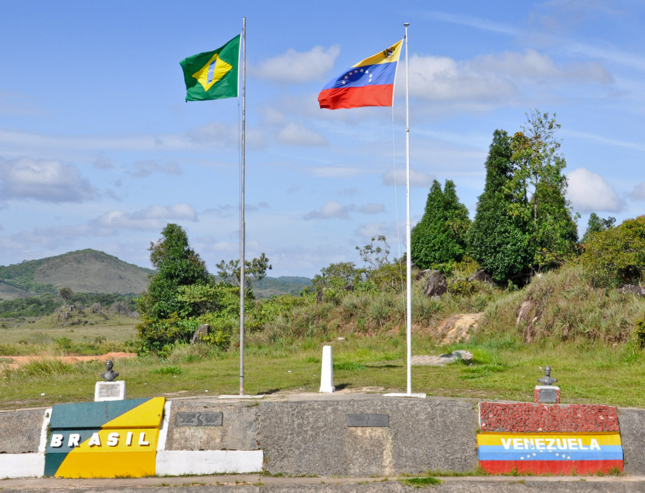 Brasil y Venezuela comparten una frontera importante para el comercio y la circulación de personas. Ahora, con el cierre, la relación entre los dos países se vuelve aún más tensa y complicada.