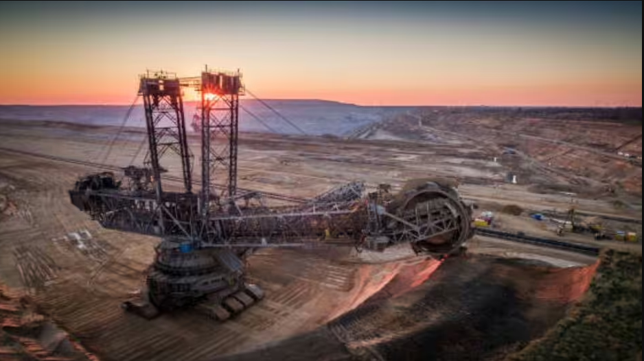 Es tan eficiente que reemplaza el trabajo de varias máquinas más pequeñas. Con su rueda gigante, corta, carga y transporta la tierra de forma continua, agilizando todo el proceso de minería.