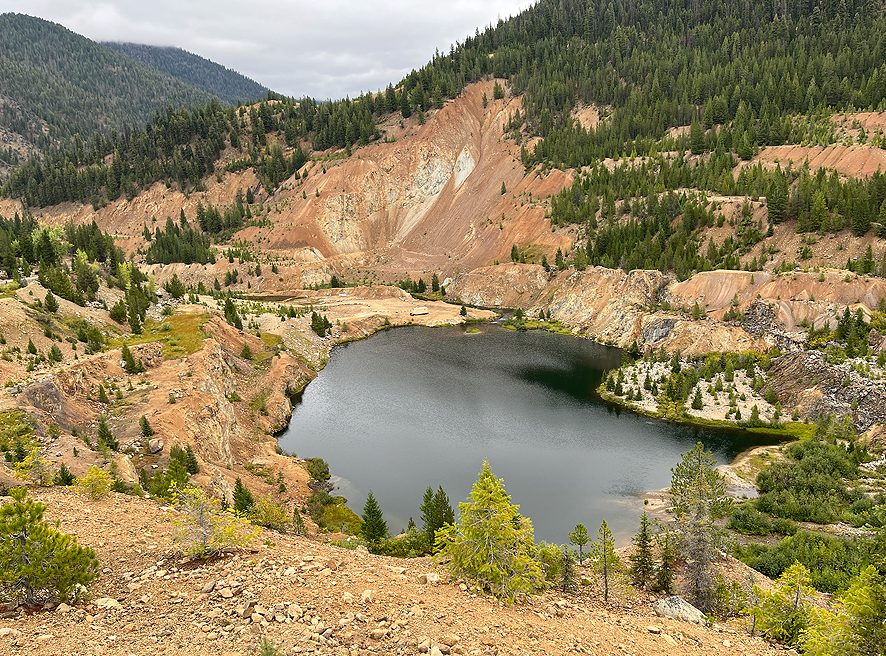 China domina el mercado global de antimónio, produciendo casi la mitad de toda la oferta mundial, y usa esto como una ventaja estratégica. Al limitar la exportación de estos minerales críticos, influye en industrias importantes, como tecnología y energía, presionando a países que dependen de estas materias primas.