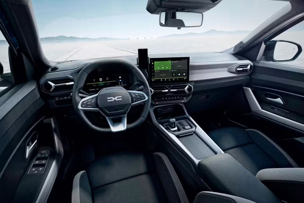 El Nuevo SUV de Renault Contará con el Mismo Panel del Dacia Bigster, Pero con Adaptaciones. Tendrá Nuevos Logotipos, Materiales Más Sofisticados y Colores Exclusivos, Además de una Central Multimedia Moderna y un Panel Digital de Más de 10 Pulgadas.