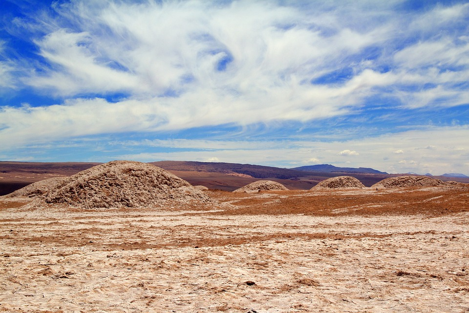 El Desierto de Atacama, en Chile, es el lugar más seco del mundo, con paisajes increíbles de montañas, salares y dunas. Por la noche, su cielo limpio y estrellado es perfecto para observar las estrellas y hacer descubrimientos astronómicos.