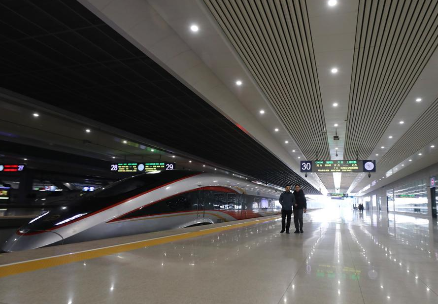 La Estación Ferroviaria de Shanghái Hongqiao es una de las más grandes y concurridas de China, conectando millones de pasajeros con trenes de alta velocidad. Ubicada en el corazón de Shanghái, es un símbolo de modernidad y eficiencia en el transporte.