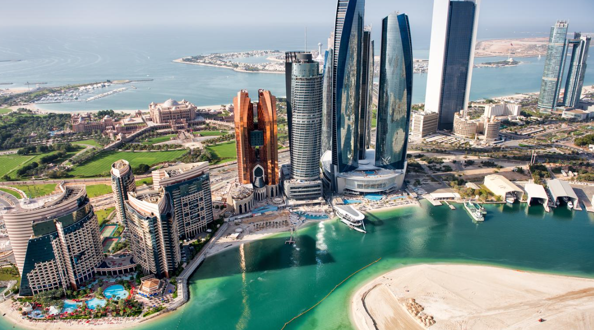 La economía también se está diversificando con turismo y tecnología, atrayendo visitantes y negocios de todos los lugares. Con planificación estratégica, Abu Dhabi ya es un referente mundial y debería volverse aún más rica en los próximos años.