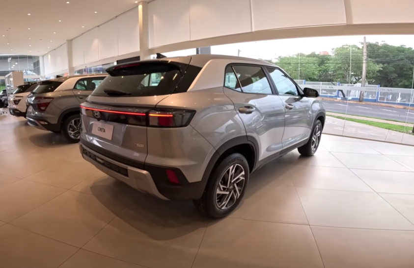 El modelo fue adaptado para el mercado brasileño, incluyendo ajustes en el motor 1.0 turbo para mejor rendimiento con combustibles locales. Además, trae equipamientos de seguridad y confort que satisfacen las expectativas de los consumidores del país.