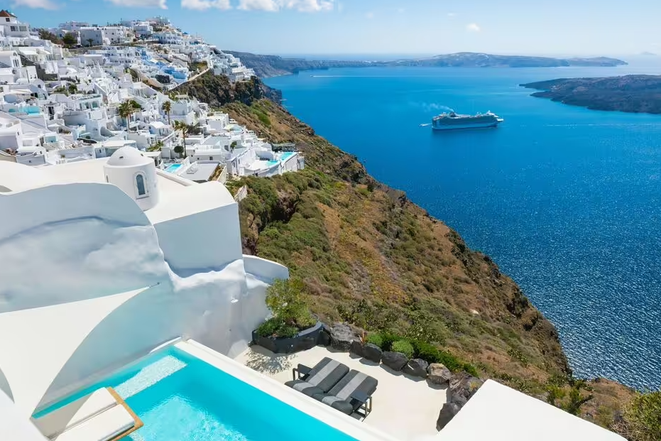 Las islas turísticas, como Mykonos y Santorini, enfrentan una enorme demanda de agua durante la alta temporada. Esta solución intenta aliviar la presión en losReservorios y garantizar el funcionamiento del turismo.