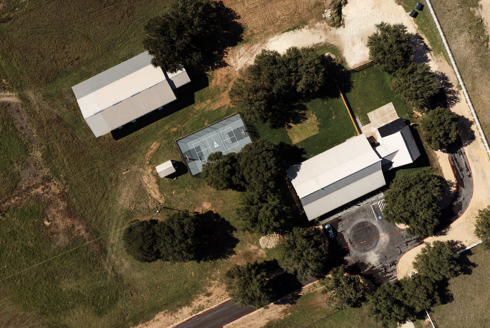 La escuela fue planeada para ofrecer una educación personalizada, adaptada al ritmo de cada alumno. Con foco en tecnología y innovación, la Ad Astra incentiva el aprendizaje a través de proyectos y desafíos reales.