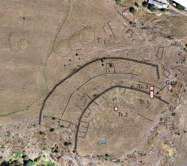 La fortaleza es una de las más grandes jamás encontradas de esa época, con estructuras impresionantes hechas de piedra y mortero. El lugar puede haber sido utilizado como refugio para pastores y como centro de protección y trueques estacionales.