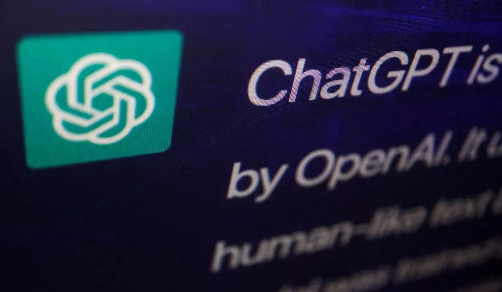 La inteligencia artificial (IA) es una tecnología que permite que las máquinas piensen y aprendan como los humanos. Ya forma parte de nuestro día a día, ayudando en tareas simples y resolviendo problemas complejos.