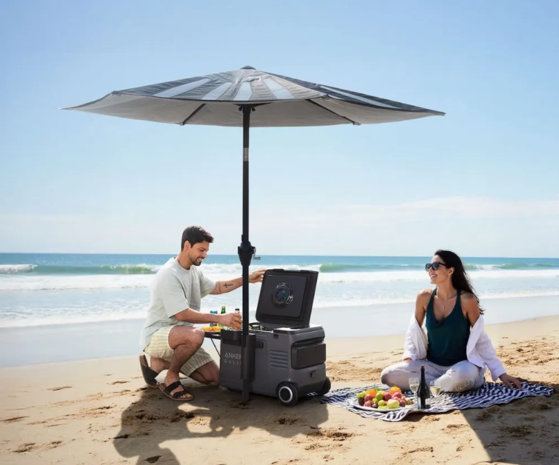 Con la luz del sol constante, la sombrilla acumula energía para mantener sus dispositivos siempre cargados. Solo necesita conectar el cable y disfrutar de la energía captada directamente del sol.