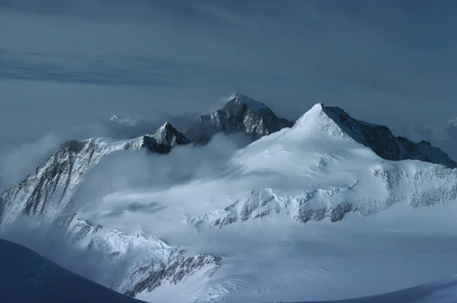 Se conoce como un "nunatak", un pico de roca que se proyecta por encima del hielo. Su forma peculiar atrae a curiosos y teorías conspirativas, desde civilizaciones perdidas hasta bases alienígenas.