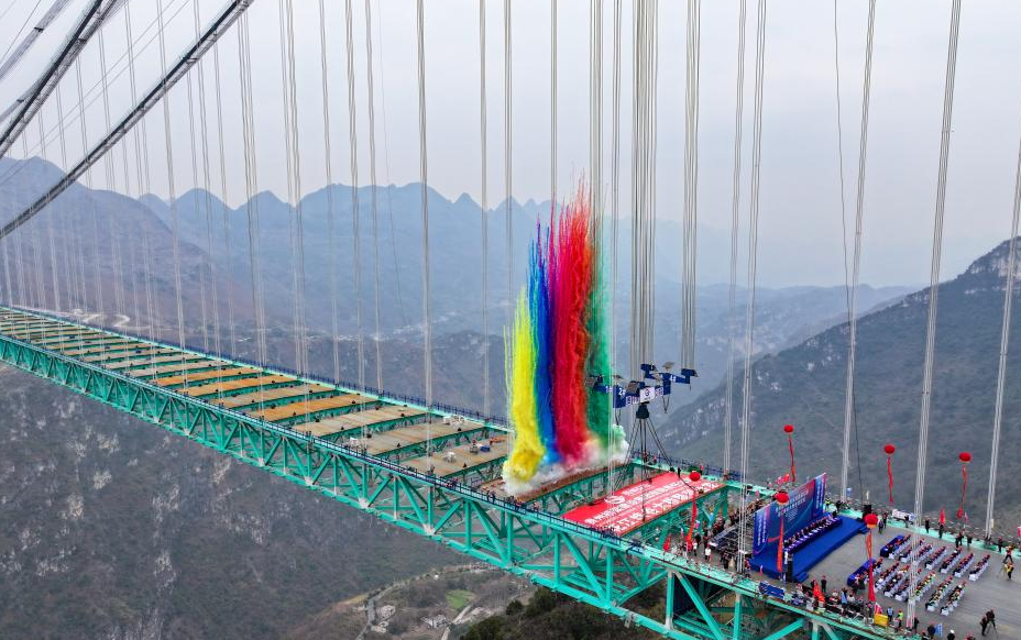 China concluyó la estructura principal de la Ponte Huajiang Grand Canyon, que será la puente más alta del mundo. Ahora, solo faltan los toques finales para que se abra al tráfico.