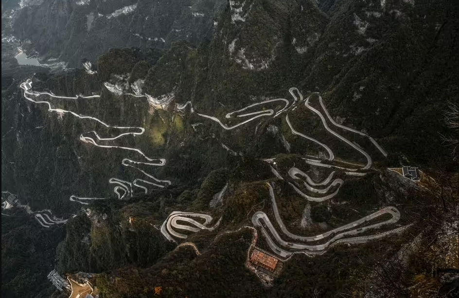 La carretera más sinuosa del mundo tiene 99 curvas cerradas. Cada curva es una verdadera prueba de habilidad para quien conduce. A lo largo de 11 km, el trayecto serpentea por acantilados y paisajes impresionantes. ¡Parece que las curvas nunca terminan, creando una experiencia única y desafiante!