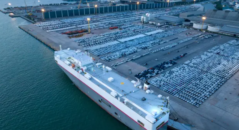 El BYD Shenzhen es el mayor barco de transporte de coches del mundo, llevando hasta 9.200 vehículos de una vez. Fue creado para ayudar a BYD a vender más coches eléctricos en varios países con tecnología moderna y sostenible.