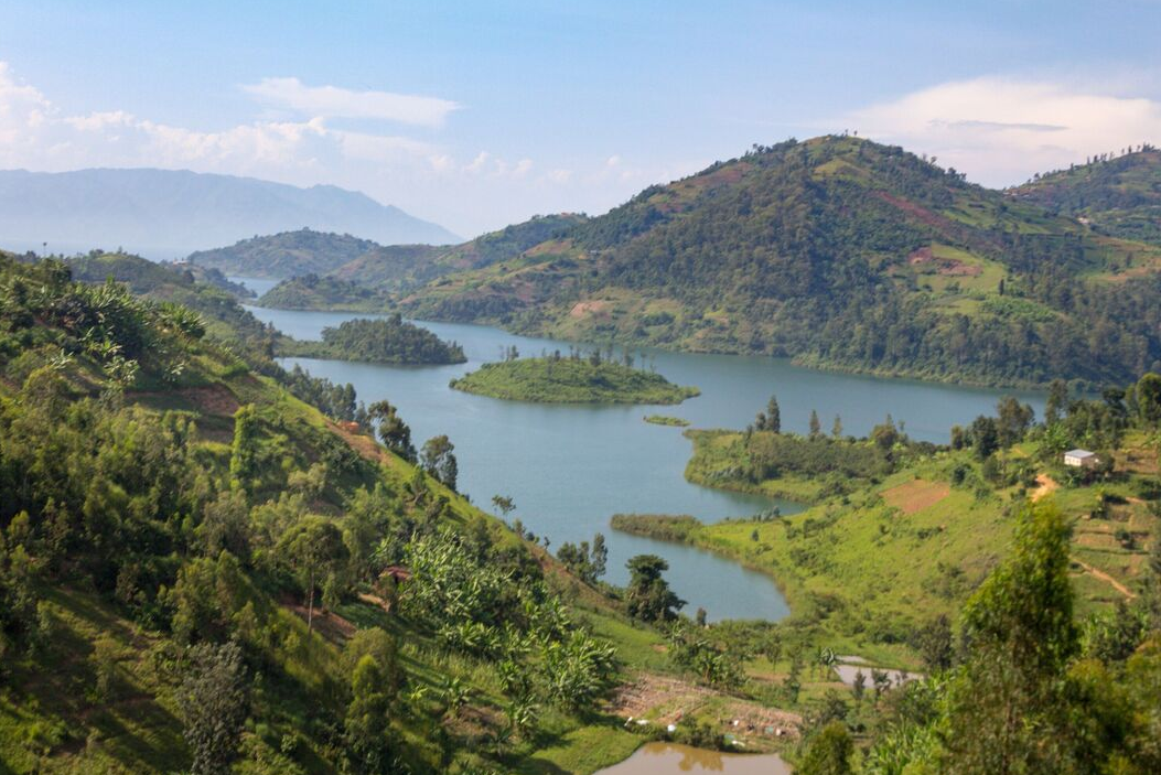 El descubrimiento fue en el Lago Kivu porque forma parte del Rift Albertino, una zona rica en recursos naturales, como petróleo y gas, debido a su formación geológica. La cuenca del lago tiene capas profundas donde los hidrocarburos se acumulan durante millones de años, convirtiéndolo en un lugar estratégico para la exploración.