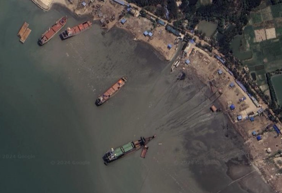 Todos los años, cientos de barcos llegan a Chittagong para ser desmantelados y reciclados. El trabajo se realiza directamente en la playa, sin la infraestructura adecuada, lo que pone en riesgo tanto a los trabajadores como al medio ambiente.